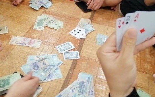 Đề nghị kỷ luật cảnh cáo công chức đánh bạc ở phường Đông Giang