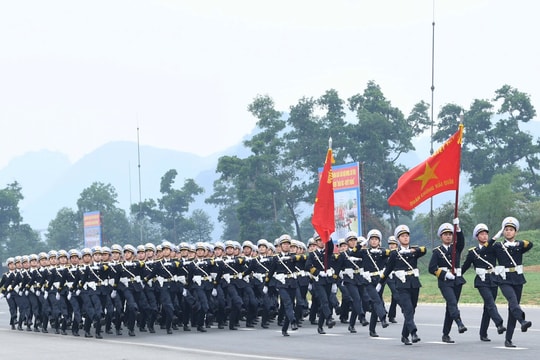 Tư lệnh Hải quân kiểm tra lực lượng luyện tập diễu binh, diễu hành