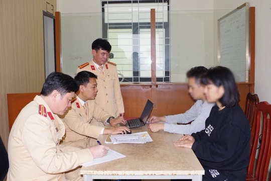 Mua giấy phép lái xe giả trên mạng cho chồng sử dụng