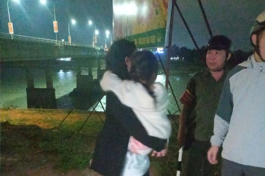 Người phụ nữ ôm con gái ra sông với ý định tự tử vì áp lực cuộc sống