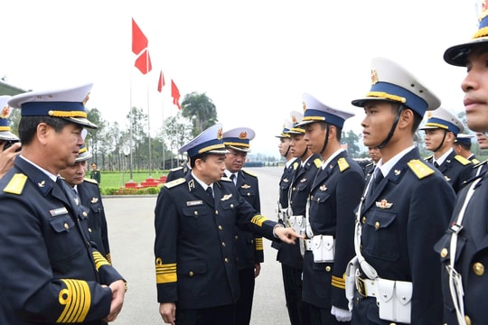 Phó Đô đốc Trần Thanh Nghiêm thăm, động viên khối Hải quân tham gia diễu binh, diễu hành