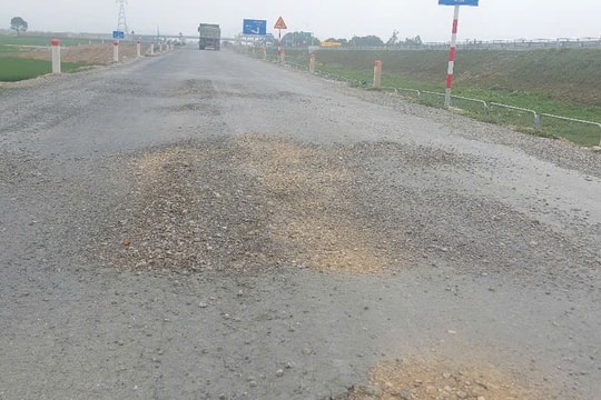 Đường gom cao tốc Diễn Châu - Bãi Vọt cần khắc phục, sửa chữa