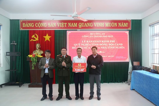 Công an thành phố Huế trao kinh phí sửa chữa nhà thờ cúng Liệt sĩ