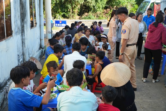 "Xe mì 0 đồng" - hành trình sẻ chia yêu thương