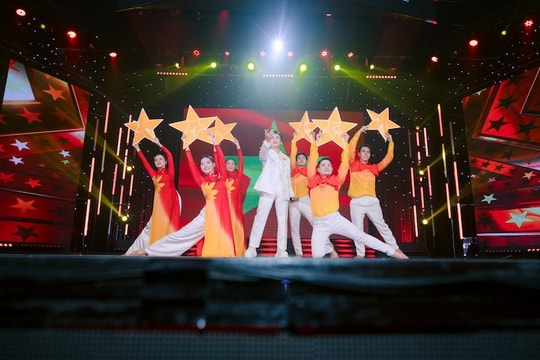 Sinh viên làm chương trình nghệ thuật mừng 50 năm thống nhất đất nước