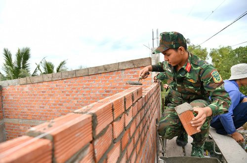 Kiên Giang: Lực lượng vũ trang tham gia phong trào xóa nhà tạm, nhà dột nát