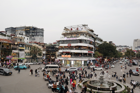 Người Hà Nội và du khách quốc tế đổ về “Hàm Cá Mập” trước ngày phá dỡ