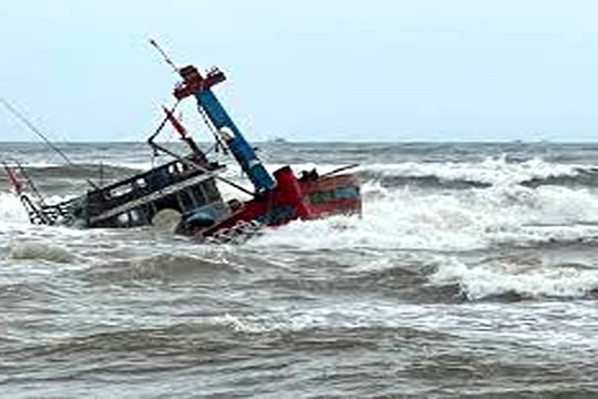 Chìm tàu cá ở Nghệ An: Một ngư dân được cứu sống, ba người vẫn mất tích