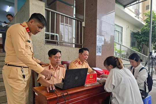 CSGT TP.HCM tiếp nhận hơn 12.000 hồ sơ cấp, đổi GPLX