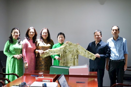 Tặng hiện vật áo dài của nữ chính khách Việt Nam cho Bảo tàng Đà Nẵng