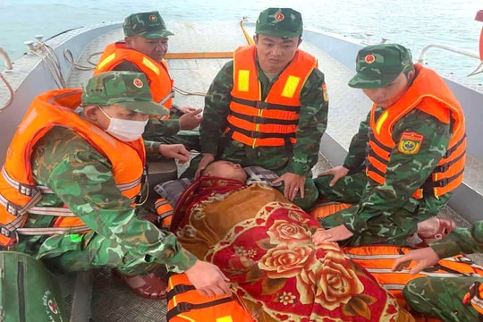 Tàu cá chìm ngoài khơi, dốc toàn lực cứu nạn