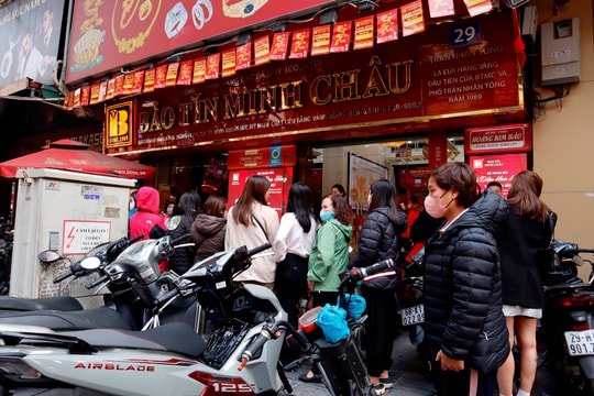 Giá vàng chạm mốc 101 triệu đồng/lượng, người dân xếp hàng đi mua vàng