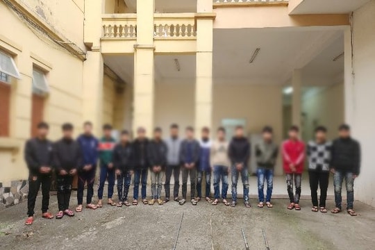 Lạng lách tốc độ cao, cầm hung khí thị uy trên đường