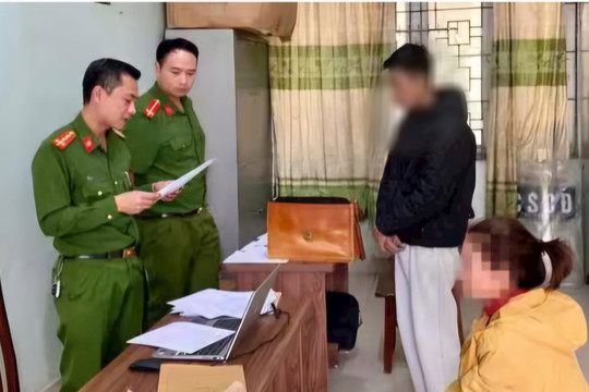 Dùng dao chém vào đầu hàng xóm
