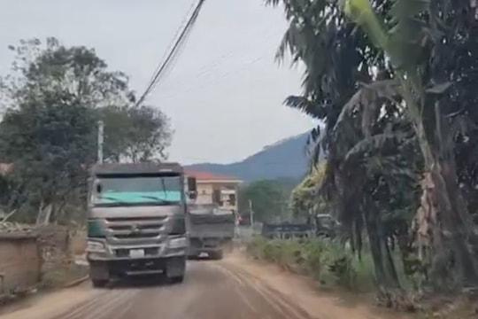 Lập Thạch, Vĩnh Phúc: Xe chở đất ngày đêm quần thảo, xáo trộn cuộc sống người dân