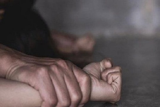 Lĩnh án vì hiếp dâm và trộm cắp tài sản