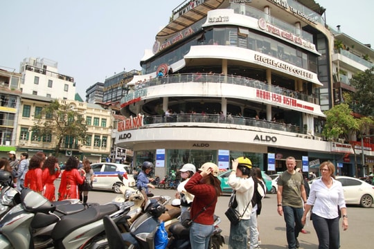 Người dân check-in tòa nhà "Hàm cá mập" trước ngày tháo dỡ