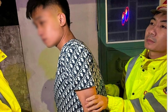 Dừng xe kiểm tra nồng độ cồn, phát hiện ma túy