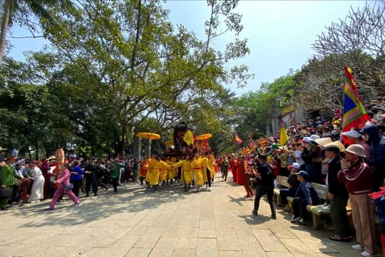 Hàng nghìn người đổ về dự Lễ hội Đền Bà Triệu năm 2025