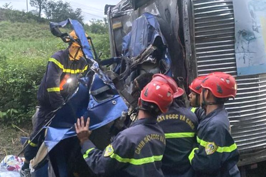 Tông vào đuôi xe tải đang dừng khiến 2 người tử vong