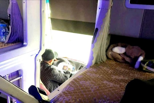 Xác minh xử lý tài xế xe khách vừa lái xe vừa chơi game