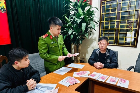 Bắt giữ người đàn ông nước ngoài mang tiền giả sang Việt Nam tiêu thụ