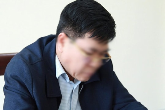 Tạm đình chỉ công tác Hiệu trưởng do liên quan vụ gian lận tuổi cầu thủ