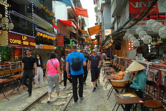 'Phố cà phê đường tàu' tiềm ẩn nguy hiểm