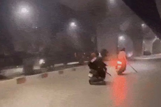 Tạm giữ 3 đối tượng mang theo hung khí diễu phố