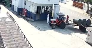 Cuộn vải "khổng lồ" rơi đè trúng người, một bảo vệ tử vong