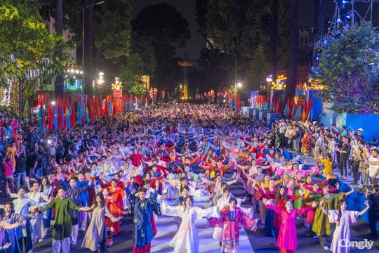 Hàng ngàn bạn trẻ đồng diễn Việt phục giữa trung tâm TP.HCM