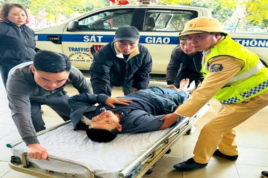 CSGT đưa người đàn ông bị đột quỵ đến bệnh viện cấp cứu