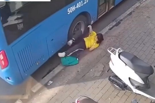 Đình chỉ tài xế xe buýt đóng cửa bất cẩn khiến nữ sinh ngã xuống đường