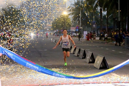 Sức nóng lan tỏa từ hàng nghìn bước chạy