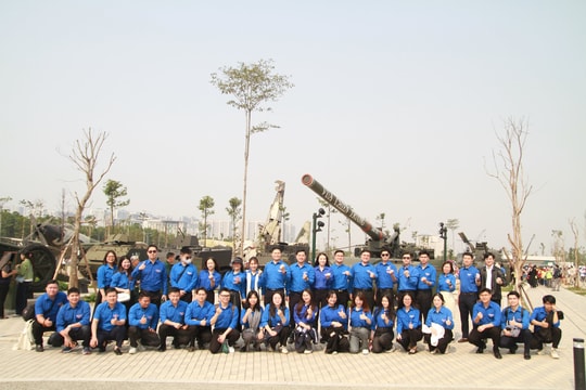 Thanh niên TANDTC tham quan, học tập tại Bảo tàng Lịch sử Quân sự