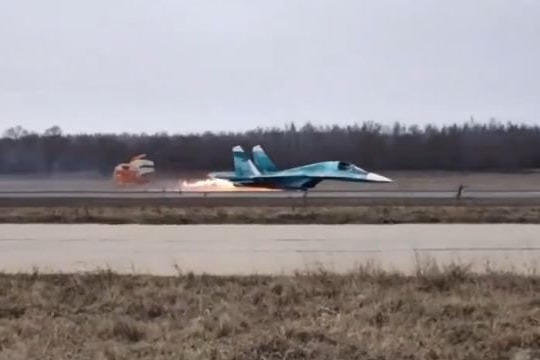 Khoảnh khắc tiêm kích Su-34 của Nga hạ cánh kinh ngạc bằng bụng