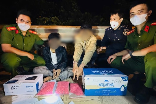 Bắt quả tang hai đối tượng vận chuyển 30.000 viên ma túy tổng hợp