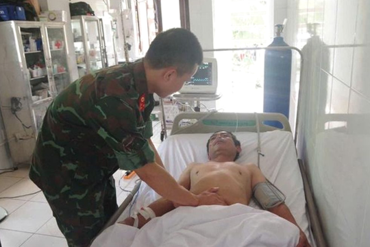 Cứu ngư dân bị xuất huyết tiêu hóa ở Trường Sa