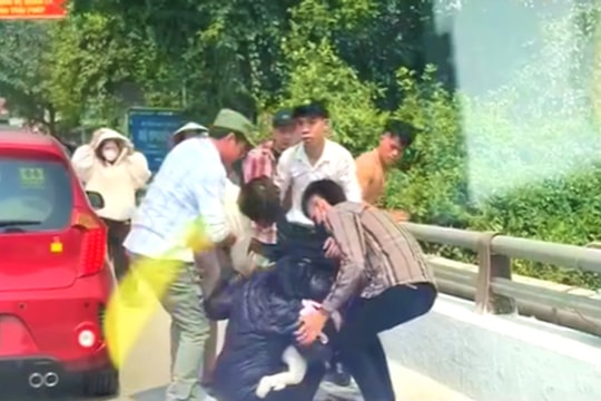 Giải cứu người mẹ ôm hai con nhỏ định nhảy cầu