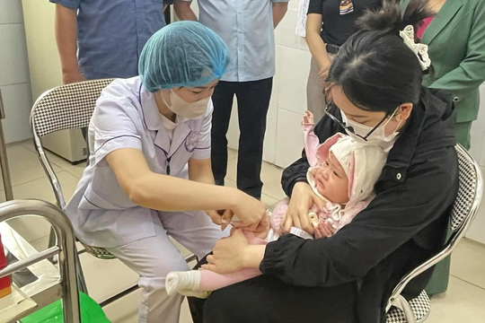 Hà Nội phấn đấu "phủ kín" tiêm vắc xin phòng sởi cho trẻ