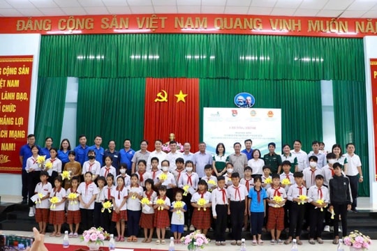 Chi đoàn TAND TP. Thủ Đức trao học bổng tại tỉnh Long An