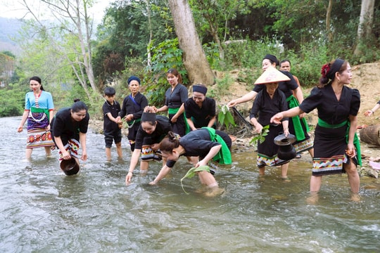 Tiếng sấm gọi mùa: Lời thiêng giữa đất trời