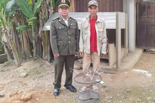 Kiểm lâm được người dân nộp trăn gấm quý hiếm nặng 7 kg