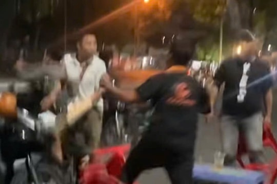 Nhóm người hỗn chiến trước cổng trường đại học