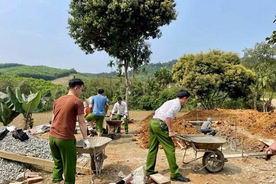 Hình ảnh đẹp khi công an xã giúp người dân xóa nhà tranh