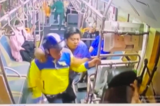 Làm rõ vụ người đàn ông mặc áo xe công nghệ hành hung tài xế xe buýt