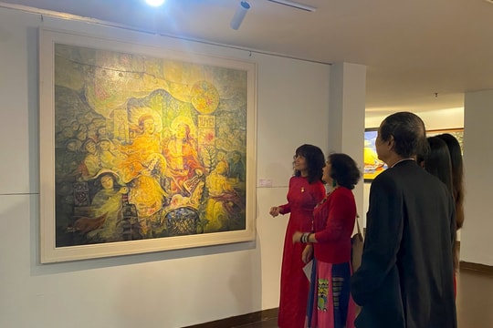 Khai mạc triển lãm 'Gấm hoa': Tôn vinh vẻ đẹp quê hương