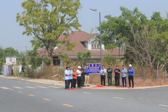 Đắk Lắk: Bàn giao công trình thắp sáng đường biên tại biên giới