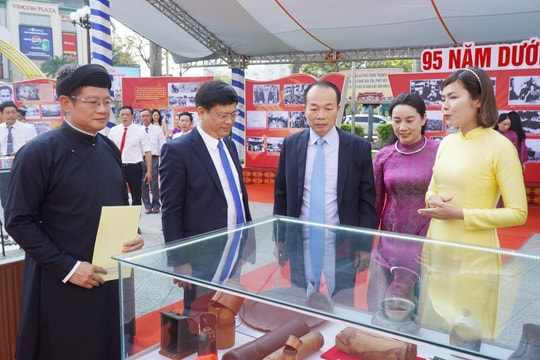 Trưng bày hơn 400 hiện vật chuyên đề “95 năm dưới cờ Đảng quang vinh”