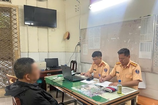 Sự thật clip CSGT đuổi, giằng co với người đi đường